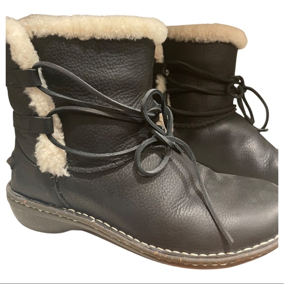 UGG Shoes - Ugg Sherpa Lined Black Boots - Women’s size 9